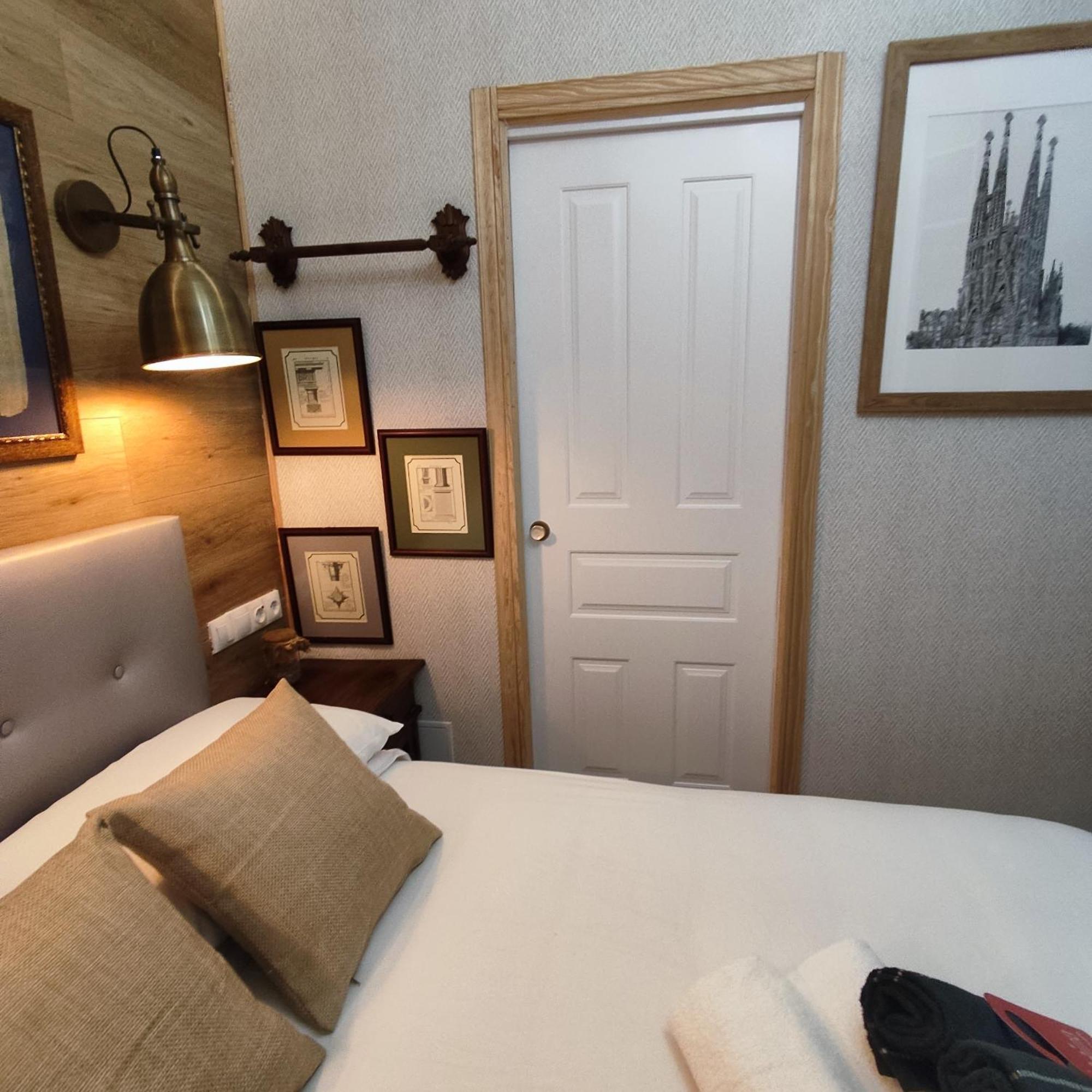 برشلونة Studio Or Rooms With Private Bathroom Or Rooms With Shared Bathroom المظهر الخارجي الصورة