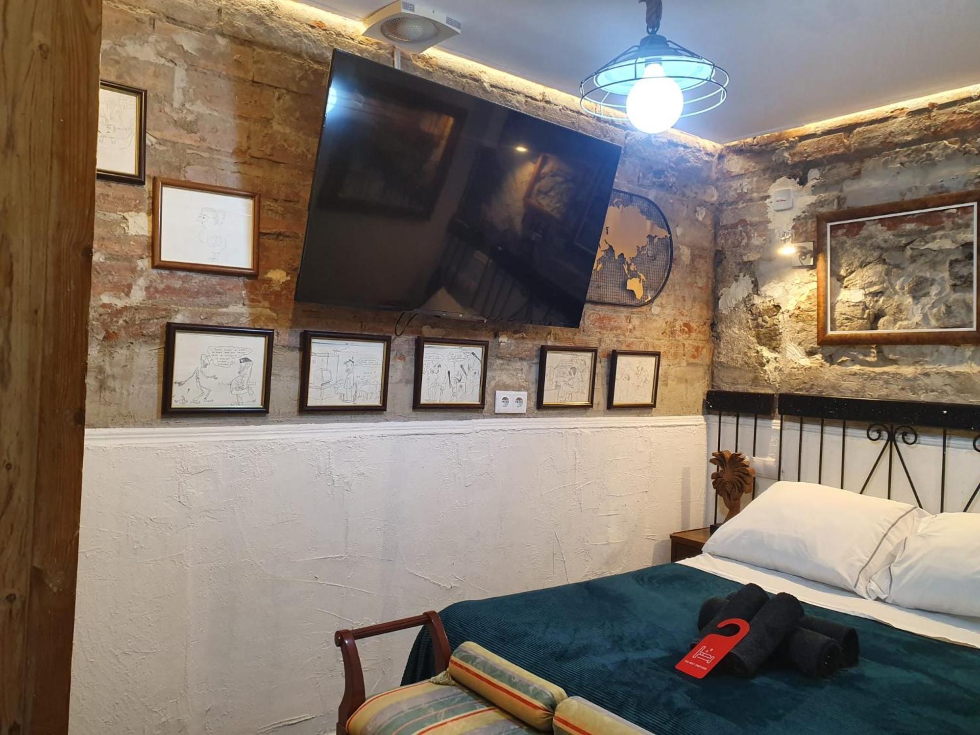برشلونة Studio Or Rooms With Private Bathroom Or Rooms With Shared Bathroom المظهر الخارجي الصورة