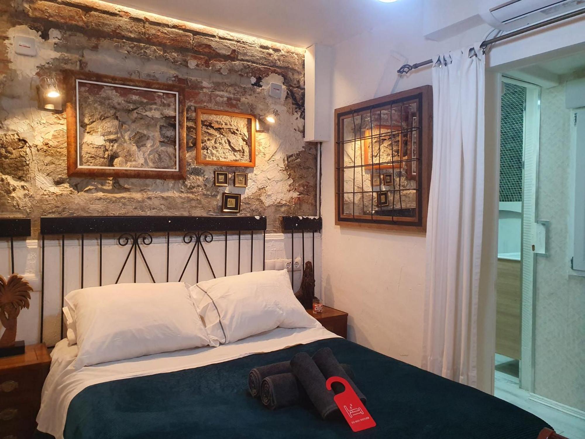 برشلونة Studio Or Rooms With Private Bathroom Or Rooms With Shared Bathroom المظهر الخارجي الصورة