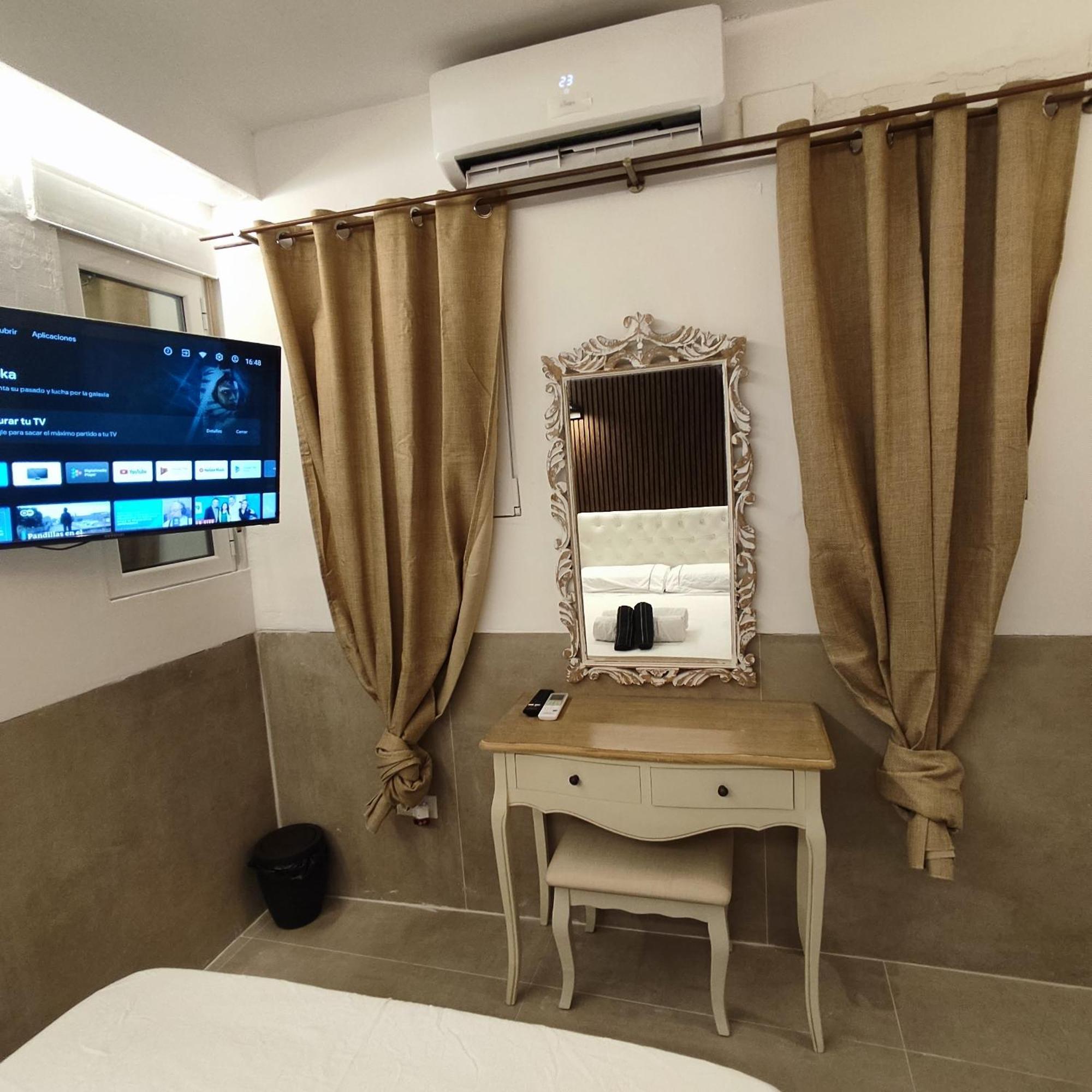 برشلونة Studio Or Rooms With Private Bathroom Or Rooms With Shared Bathroom المظهر الخارجي الصورة